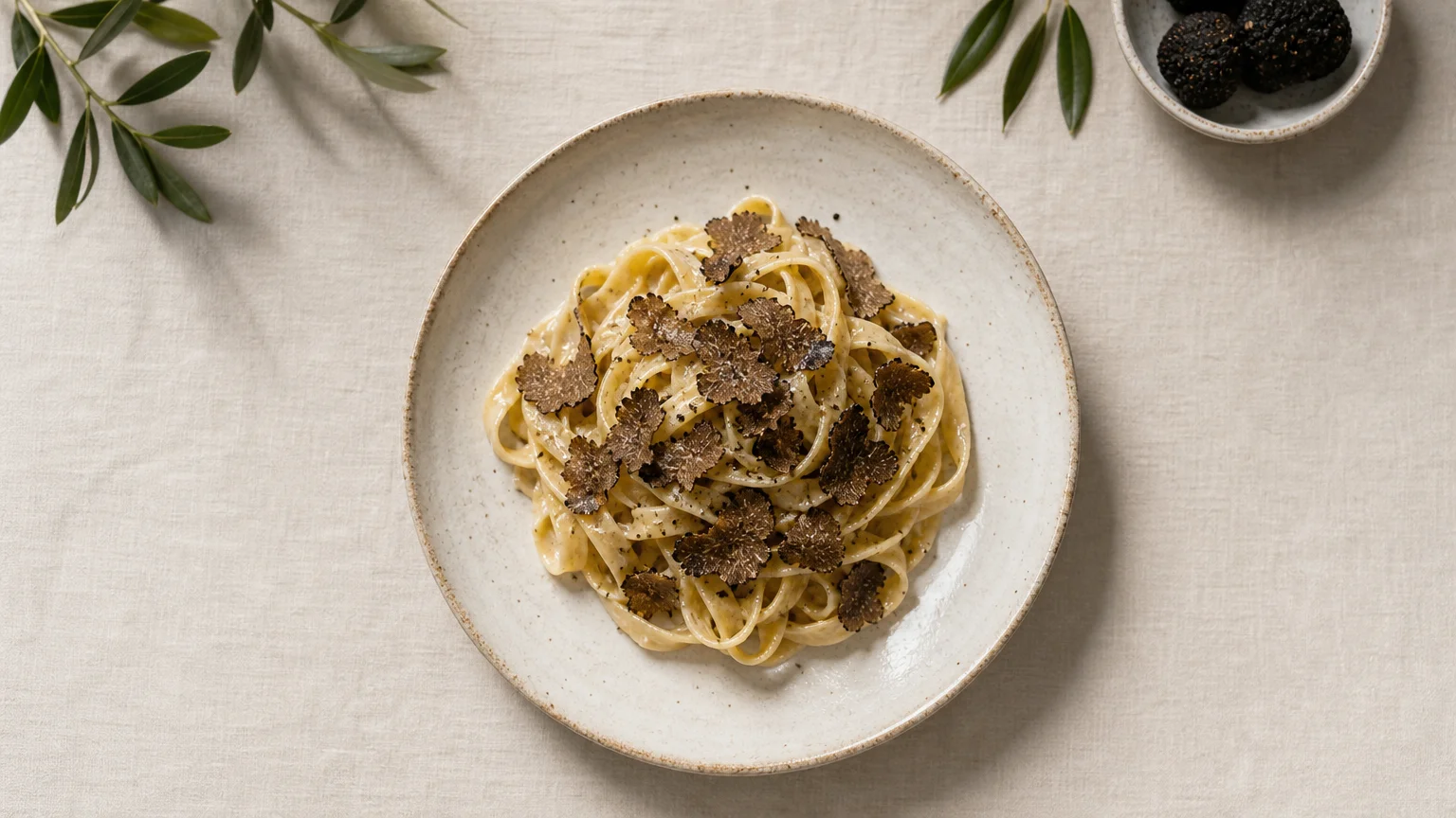 Tagliatelles garnies de truffe noire, illustration d’un repas italien.